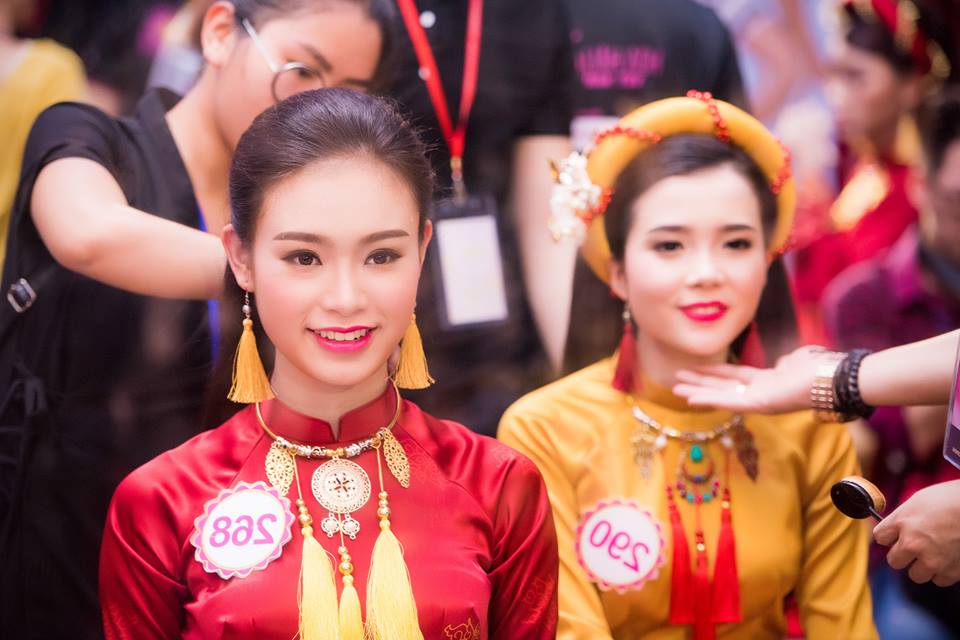 Các thí sinh lộng lẫy, duyên dáng với áo dài truyền thống.